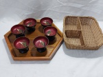Lote de 6 cumbucas, bandeja em madeira e cesta em ratam. Medindo a bandeja 40,5cm de diâmetro.