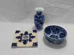 Lote de vaso floreira, bowl em porcelana e um azulejo azul e branco. Medindo o bowl 13cm de diâmetro x 5,5cm de altura.