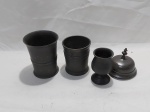 Lote de 3 porta trecos e tampa em estanho. Medindo o porta treco maior 10cm de altura x 8,5cm de diâmetro.
