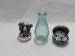 Lote de vaso floreira em vidro, enfeite floral em porcelana e enfeite cactos em porcelana. Medindo o vaso 14,5cm de altura.