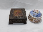 Lote de 2 caixas decorativas, sendo uma em porcelana e uma em madeira. Medindo a caixa 15cm x 15cm x 6,5cm de altura.