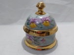 Linda caixa decorativa em porcelana floral com ouro. Medindo 13,5cm de diâmetro x 18,5cm de altura.