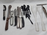Lote de diversos talheres. Medindo o par de salada em resina 28,5cm de comprimento.