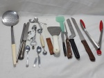 Lote de diversos talheres. Medindo a escumadeira 34cm de comprimento.