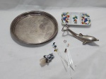 Lote diverso, composto de bandeja redonda em prata 90, petisqueira com 3 divisões em porcelana. Medindo a bandeja 22,5cm de diâmetro.
