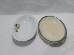 Lote de 2 travessas ovais em porcelana. Medindo a maior 23,5cm x 15cm x 4cm de altura.