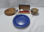 Lote diverso, composto de tábua de queijo em madeira, petisqueira em porcelana, etc. Medindo a tábua 18,5cm de diâmetro.