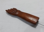 Enfeite na forma de figa em madeira. Medindo 22,5cm de altura.