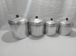 Jogo de 4 potes de condimentos em alumínio Rochedo. Medindo o maior 18cm de altura x 18cm de diâmetro. Leves mossas na tampa.