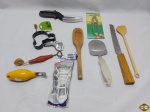 Lote de diversos utensílios de cozinha, composto de faca de pão, tesoura para cortes, etc.