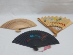 Lote de 3 leques em madeira, sendo um com papel desenhado à mão. Medindo o preto 35cm de comprimento aberto.