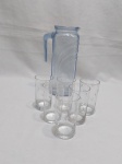 Lote de jarra em vidro azul com 6 copos de aperitivo em cristal lapidado. Medindo a jarra 23cm de altura e os copos 9,5cm de altura.