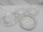 Lote de 3 bowls e um prato de doce em vidro moldado. Medindo o prato de doce 24cm de diâmetro.