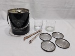 Lote composto de 2 copos de whisky em vidro com a base pesada, balde de gelo, pinça e 9 descansos de copo. Medindo o balde de gelo 15cm de diâmetro x 18cm de altura.