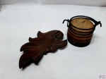 Lote composto de castiçal e cinzeiro em bronze. Medindo o cinzeiro 20,5cm x 12,5cm.