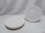 Jogo de 6 pratos rasos em vidro esmaltado de branco. Medindo 28cm de diâmetro. Algumas falhas no esmalte.