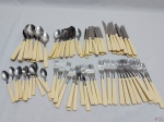 Faqueiro com 84 peças em aço inox Tramontina com pega em plástico duro. Composto de 12 garfos de mesa, 12 facas de mesa, 12 colheres de sopa, 12 garfos de sobremesa, 12 facas de sobremesa, 12 colheres de sobremesa e  12 colheres de café.