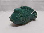 Enfeite na forma de peixe em porcelana verde. Medindo 24cm de comprimento x 15cm de altura.