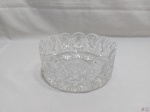 Fruteira, centro de mesa redondo em cristal ricamente lapidado. Medindo 20cm de diâmetro x 9cm de altura.
