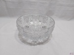 Centro de mesa, fruteira, bowl em cristal ricamente lapidado. Medindo 22,5cm de diâmetro x 12cm de altura.