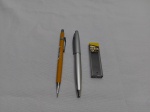 Lote de caneta Crown esferográfica (funcionando) e Lapiseira pentel 0,9mm + grafite.