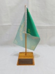 Pequena bandeira do batalhão de infantaria Fernando Machado com haste em madeira, com dedicatória. Medindo 31cm de altura.