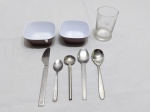 Lote de 5  talheres em aço inox Hercules, 2 e petisqueiras em resina  e um copo de aperitivo em cristal. Peças de cias aéreas diversas. Medindo as petisqueiras 8,5cm x 8,5cm x 3,5cm de altura.