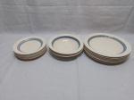 Jogo de 15 pratos em cerâmica vitrificada Porto Ferreira Ironstone Faience. Sendo 6 rasos (26cm), 3 fundos (21,5cm) e 6 de sobremesa (19cm). Sendo um com leve bicado e 2 com fio de cabelo.