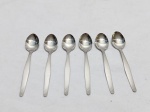 Jogo de 6 colheres de café em aço inox Hercules, modelo riscadinho. Medindo 10cm de comprimento.