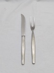Par de talher de servir em aço inox Hercules, modelo riscadinho. Medindo o garfo trinchante 26cm de comprimento e a facão 29cm de comprimento.