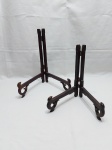 Lote de 2 suportes de prato para mesa em madeira. Medindo o maior 29,5cm de altura. Um deles necessita de reparos.