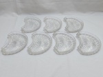 Jogo de 7 petisqueiras meia lua em grosso vidro moldado. Medindo 19cm x 13,5cm.