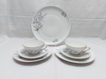 Lote de prato raso e 2 trios de chá com bolo em porcelana Real flor azul, friso ouro. Medindo o prato 25cm de diâmetro.