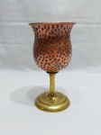Lindo cálice em cobre martelado com pé em bronze. Medindo 18cm de altura.