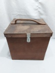 Caixa tipo baú com armação em ferro, revestida em couro. Medindo 32cm x 32cm x 32cm de altura.