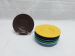 Jogo de 6 pires de café em porcelana colorida. Medindo 12cm de diâmetro.
