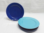 Jogo de 4 pratos de bolo em porcelana colorida. Medindo 19,5cm de diâmetro.