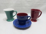 Lote de 2 canecas e 1 xícara de chá em porcelana colorida. Medindo a caneca maior 11cm de altura.