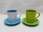 Lote de 2 xícaras de chocolate em porcelana colorida Finladeck. Medindo 10,5cm de altura.