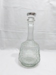 Licoreira em vidro moldado. Medindo 29cm de altura.