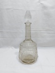 Licoreira em vidro moldado. Medindo 31cm de altura.