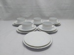 Jogo de 5 trios de chá com bolo em porcelana Renner Medaillon com friso prata.