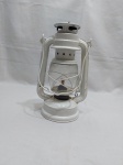Lampião em metal branco com manga em vidro. Medindo 24cm de altura.