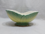 Centro de mesa oval em porcelana colorida. Medindo 32cm x 15cm x 14,5cm de altura.