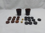 Lote de 19 peças redondas em madeira, 2 copos em couro e 2 dados. Medindo o copo 8cm de altura.