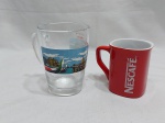 Lote de caneca em vidro da Pilão e uma de porcelana da Nescafé. Medindo a maior 11cm de altura.