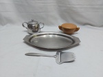 Lote diverso, composto de bandeja oval em aço inox, açucareiro em aço inox, etc. Medindo a bandeja 30cm x 15cm.