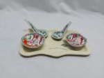 Lote de 2 colheres, 2 pequenos bowls e bandeja em porcelana. Medindo a bandeja 22cm x 15cm.