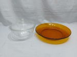 Lote composto de travessa redonda em vidro temperado e compoteira em vidro incolor. Medindo a travessa 28,5cm de diâmetro x 5cm de altura.