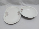 Jogo de travessas em porcelana Renner com friso ouro. Medindo a travessa a redonda 26,5cm de diâmetro x 6,5cm de altura.